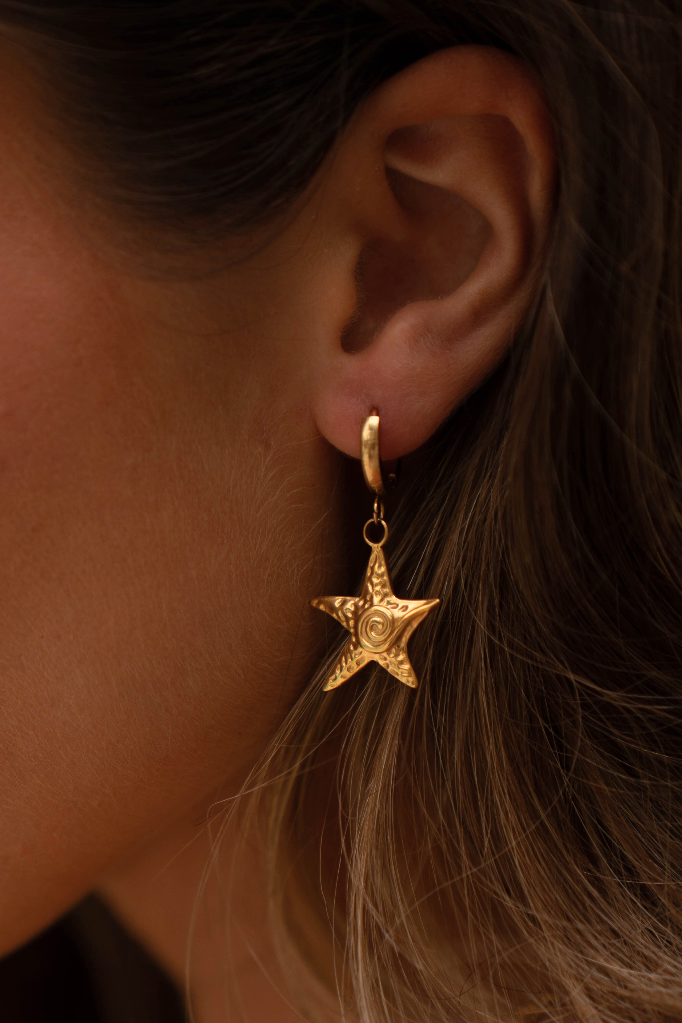 Dalaia 18k Gold Plated Starfish Huggie Earrings